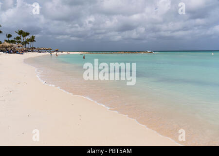 Mer turquoise des Caraïbes et plage de sable blanc - Palm Beach, Aruba, Caraïbes Banque D'Images