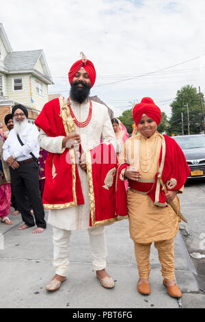 Le sikh groom arrive au temple pour son mariage accompagné de son frère à Richmond Hill, Queens, New York. Banque D'Images