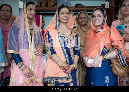 La femme réduite à la mode ethnique colorée à un mariage sikh à Richmond Hill, Queens, New York. Banque D'Images