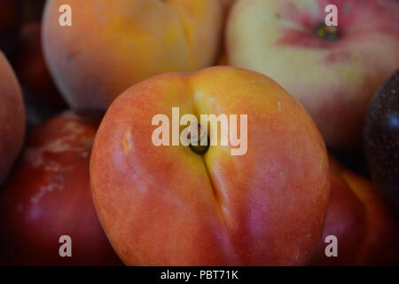 Fruits frais, pêches et nectarines Banque D'Images