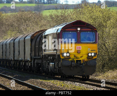 Rail électrique diesel lourds de transport de locomotives de fret de wagons d'un train Banque D'Images