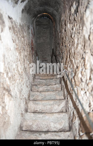 BRAN, Roumanie - 27 octobre 2013 : passage secret à l'intérieur du château de Dracula à Bran, Roumanie, le 27 octobre 2013. Il est commercialisé sous le nom de la maison de la Banque D'Images