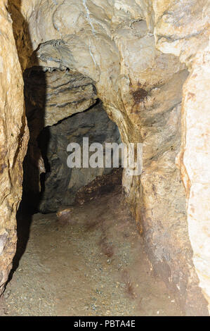 Murs et le corridor dans la cave en Amérique latine Banque D'Images