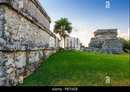 Tulum, architecture typique des sites mayas sur la côte est de la péninsule du Yucatan. Banque D'Images