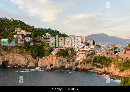 Le rock La Quebrada, une des plus célèbres attractions touristiques dans Acapulco, Mexique. Banque D'Images