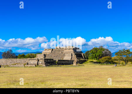 Place principale de Monte Alban, un grand site archéologique précolombien, Santa Cruz Xoxocotlan Municipalité, l'état d'Oaxaca. UNESCO World Heritage Banque D'Images