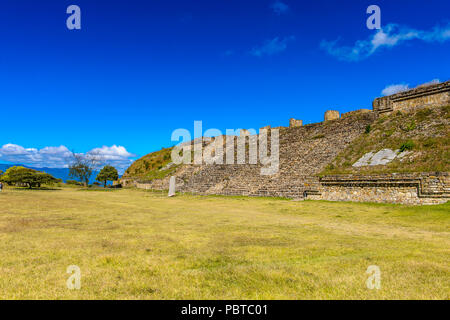 Place principale de Monte Alban, un grand site archéologique précolombien, Santa Cruz Xoxocotlan Municipalité, l'état d'Oaxaca. UNESCO World Heritage Banque D'Images