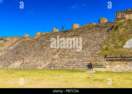 Place principale de Monte Alban, un grand site archéologique précolombien, Santa Cruz Xoxocotlan Municipalité, l'état d'Oaxaca. UNESCO World Heritage Banque D'Images
