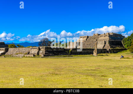 Place principale de Monte Alban, un grand site archéologique précolombien, Santa Cruz Xoxocotlan Municipalité, l'état d'Oaxaca. UNESCO World Heritage Banque D'Images