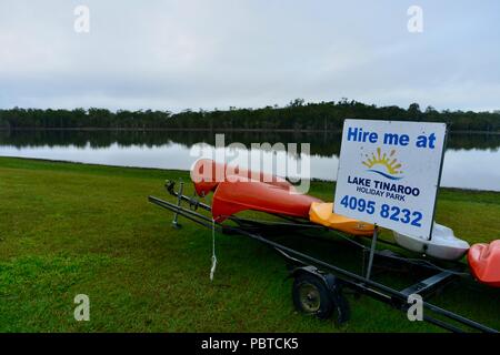 Location de canoë au lac Tinaroo, Atherton, Queensland, Australie Banque D'Images