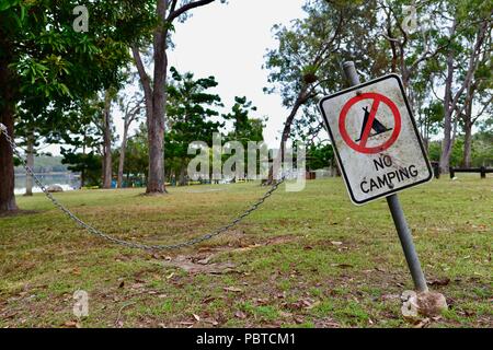 Pas de camping, lac Tinaroo, signe d'Atherton, Queensland, Australie Banque D'Images