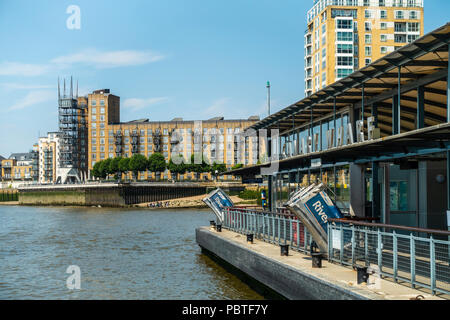 Canary Wharf Pier, un arrêt de bus de la rivière / London River pier Services pour les lignes RB1 et RB6 sur la Tamise, Transport for London, SML, England, UK Banque D'Images