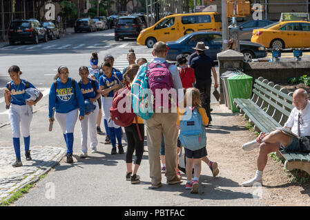 Escorte homme jeunes étudiantes de l'école à la maison à New York USA Banque D'Images