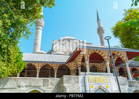 Vue extérieure panoramique haute résolution de Schappelijk-i Cedid situé dans la mosquée uskudar, Istanbul, Turquie Banque D'Images