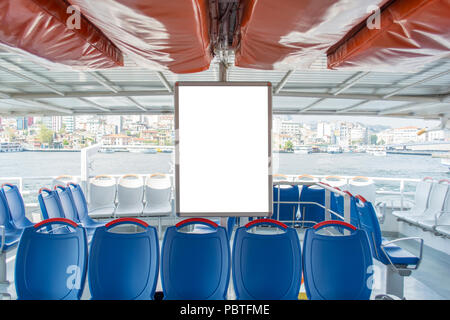 Panneau vertical dans le ferry à Istanbul TURQUIE Banque D'Images