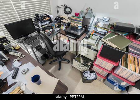 Bureau d'affaires en désordre encombré avec des boîtes de fichier complet et les ordinateurs portables. Banque D'Images