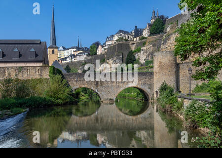 La Ville de Luxembourg - Ville de Luxembourg. Les murs de la vieille ville vue du Grund de la ville. Banque D'Images