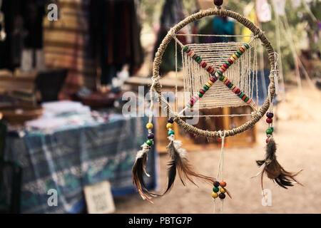 Dream Catcher suspendue à un arbre, à un marché artisanal du festival de la bohème Banque D'Images