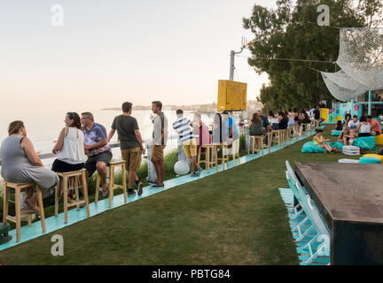 Bar de plage donnant sur la mer Méditerranée, au coucher du soleil, Benalmádena, Málaga, Espagne. Banque D'Images