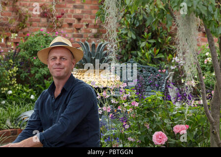 Joe Swift, personnalité anglaise de la télévision de jardin, écrivain, concepteur de jardin, au RHS Hampton court Flower Show 2018. Banque D'Images