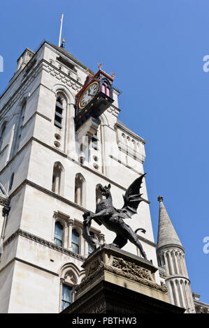 Un dragon statue par C. B. Birch dans Fleet Street, City of London, England, United Kingdom Banque D'Images