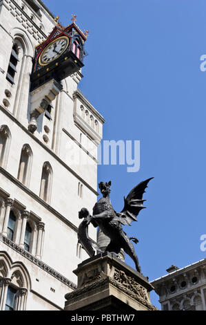 Un dragon statue par C. B. Birch dans Fleet Street, City of London, England, United Kingdom Banque D'Images