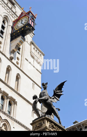 Un dragon statue par C. B. Birch dans Fleet Street, City of London, England, United Kingdom Banque D'Images