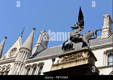 Un dragon statue par C. B. Birch dans Fleet Street, City of London, England, United Kingdom Banque D'Images