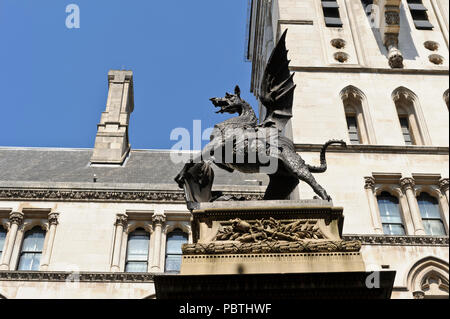 Un dragon statue par C. B. Birch dans Fleet Street, City of London, England, United Kingdom Banque D'Images