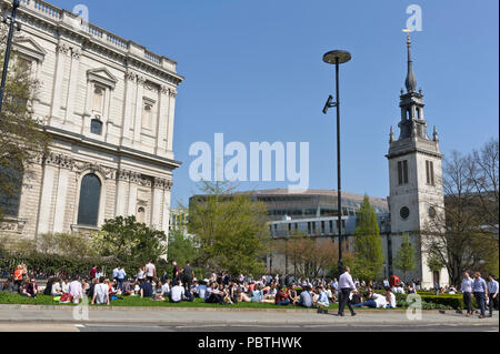 Les gens se détendre dans un petit jardin à l'extérieur de la Cathédrale St Paul, Ville de London, England, UK Banque D'Images