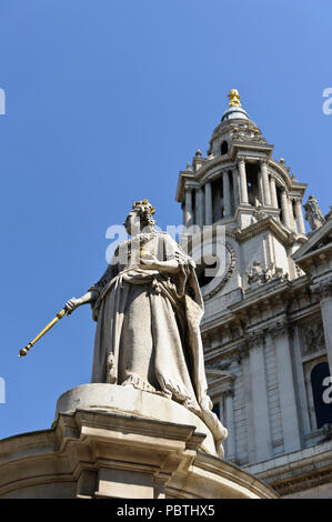 Statue de la reine Victoria de l'informer de la Cathédrale St Paul, London, England, UK Banque D'Images