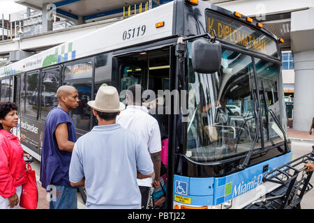 Miami Florida,Omni Station,Metrobus,bus,bus,bus,arrêt,Black man hommes,hispanique femme femmes,transport en commun,passagers rider riders,embarquement Banque D'Images