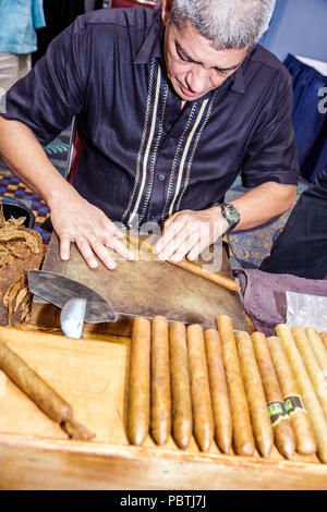 Miami Beach Florida,Centre des congrès de Miami Beach,centre,Hispanic Heritage Month Expo,exposition collection homme hommes,tabac,cigare roulant Banque D'Images