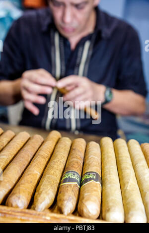 Miami Beach Florida,Centre des congrès de Miami Beach,centre,Hispanic Heritage Month Expo,exposition collection homme hommes,tabac,cigare roulant Banque D'Images