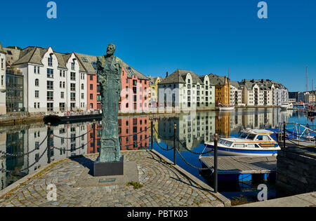 Statue devant vue sur le vieux port avec les édifices Art nouveau historique, Ålesund, Norvège, Europe Banque D'Images
