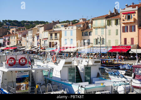 Bateaux de croisière touristique, port de Cassis, Bouches-du-Rhône, France Banque D'Images