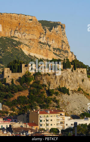 Le Cap Canaille et le château, Cassis, Bouches-du-Rhône, France Banque D'Images