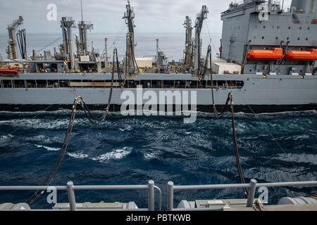 180712-N-AT135-049 sorti de l'OCÉAN PACIFIQUE (Juillet 12, 2018) - Henry J. Kaiser-reconstitution de la flotte classe oiler USNS Yukon (T-AO 202) effectue un ravitaillement en mer avec Wasp-classe d'assaut amphibie USS Essex (DG 2) lors d'un déploiement prévu d'Essex Groupe amphibie (ARG) et 13e Marine Expeditionary Unit (MEU). L'Essex ARG/MEU est une équipe solide, souple, adaptée et conforme force capable de la guerre de manœuvre dans tous les domaines, il est équipé et évolutive pour répondre à n'importe quelle crise de l'aide humanitaire et des secours aux opérations de contingence. (U. Banque D'Images