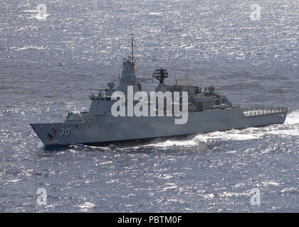 180727-N-H193-0339 de l'OCÉAN PACIFIQUE (Juillet 27, 2018) La frégate de la marine royale malaisienne KD Lekiu (FFG 30) les transits de l'océan Pacifique au cours de l'exercice Rim of the Pacific (RIMPAC), le 27 juillet. Vingt-cinq nations, 46 navires, 5 sous-marins, environ 200 avions et 25 000 personnes participent à l'EXERCICE RIMPAC du 27 juin au 2 août dans et autour des îles Hawaï et la Californie du Sud. Le plus grand exercice maritime international RIMPAC, fournit une formation unique alors que la promotion et le soutien de relations de coopération entre les participants essentiels à la sécurité des Banque D'Images