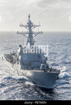 180727-N-H193-0939 de l'OCÉAN PACIFIQUE (Juillet 27, 2018) missiles USS Sterett (DDG 104) transits l'océan Pacifique au cours de l'exercice Rim of the Pacific (RIMPAC), le 27 juillet. Vingt-cinq nations, 46 navires, 5 sous-marins, environ 200 avions et 25 000 personnes participent à l'EXERCICE RIMPAC du 27 juin au 2 août dans et autour des îles Hawaï et la Californie du Sud. Le plus grand exercice maritime international RIMPAC, fournit une formation unique alors que la promotion et le soutien de relations de coopération entre les participants essentiels pour assurer la sécurité des voies maritimes Banque D'Images