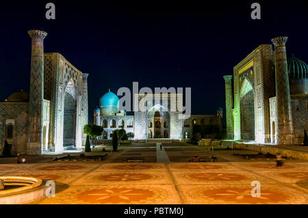 Vue panoramique de la place du Registan, la nuit - Samarkand, Ouzbékistan Banque D'Images