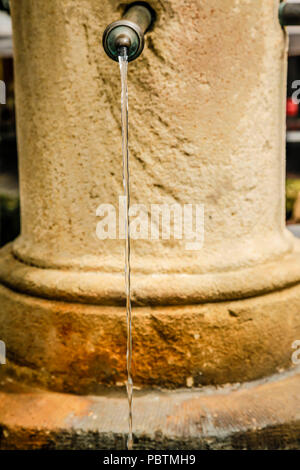 Fontaine romaine avec de l'eau à partir de la diffusion en continu dans la statuaire le centre de Nurtingen, le sud de l'Allemagne Banque D'Images