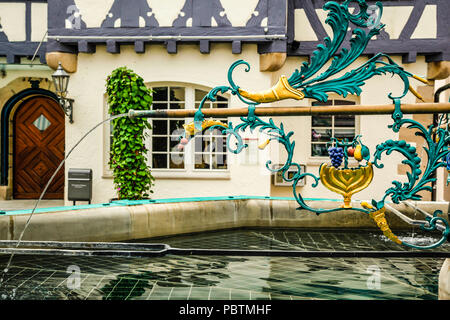 La fontaine du marché à l'extérieur de l'hôtel de ville dans le centre de Nurtingen, le sud de l'Allemagne Banque D'Images