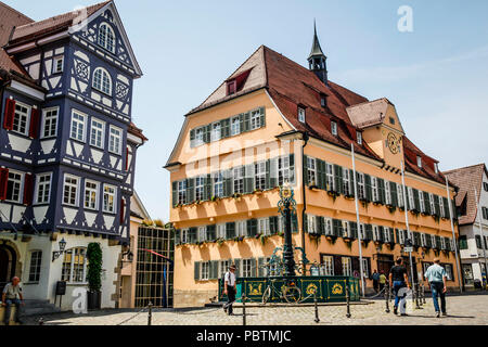 Les gens se promener la place du marché près de la fontaine en face de l'Hôtel de ville historique bâtiment dans Nurtingen, Allemagne, UNION EUROPÉENNE Banque D'Images