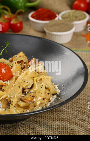 Fettucini pâtes avec tomates italiennes et pesto Banque D'Images
