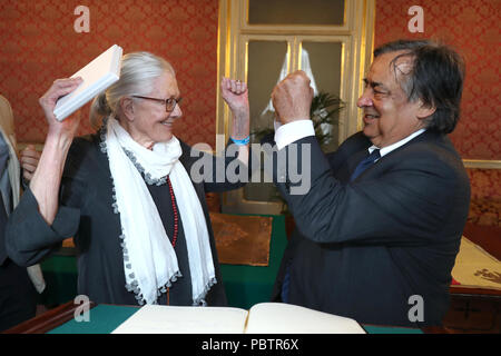 Vanessa Redgrave rencontre Maire Leoluca Orlando au Palazzo delle Aquile à Palerme, Italie Avec : Vanessa Redgrave Où : Palerme (Italie) Quand : 22 Juin 2018 Crédit : IPA/WENN.com **Uniquement disponible pour publication au Royaume-Uni, USA, Allemagne, Autriche, Suisse** Banque D'Images