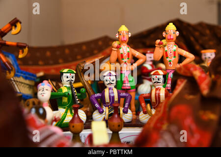 Une Histoire de jouets. Les jouets disposés sur un bureau dans un marché de Pondichéry. La diversité de couleur de chaque jouet apporte l'image de lide. Banque D'Images