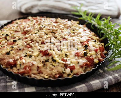 Tarte aux légumes dans la casserole sur la table en bois Banque D'Images