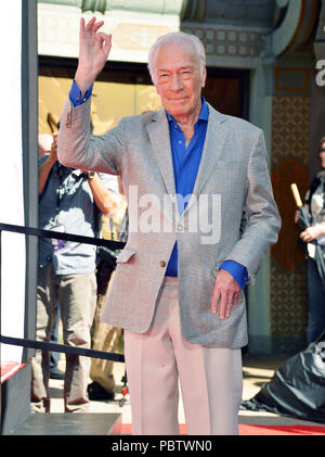 Christopher Plummer honoré avec la main et à l'Empreinte Théâtre chinois de Grauman à Los Angeles. 27 mars, 2015.Christopher Plummer 072 ------------- Red Carpet Event, Vertical, USA, Cinéma, Célébrités, photographie, Bestof, Arts, Culture et divertissement, Célébrités Topix fashion / Vertical, Best of, événement dans la vie d'Hollywood, Californie - Tapis rouge et en backstage, USA, Cinéma, Célébrités, cinéma, télévision, Célébrités célébrités musique, photographie, Arts et culture, Bestof, divertissement, Topix trois quarts, vertical, une personne, à partir de l'an , 2015, enquête tsuni@ Banque D'Images