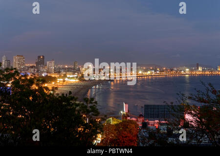 Vue claire de Nariman Point, Marine Drive, le 'le collier de la Reine" de Malabar hill à différents moments de la journée avec une excellente visibilité, Mumbai, Inde. Banque D'Images